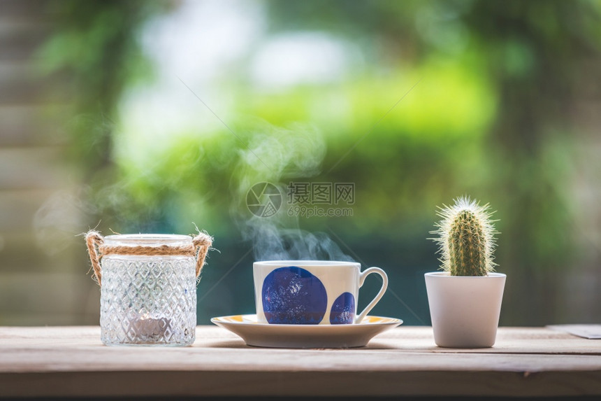 在自己的花园里喝杯茶复制空间图片