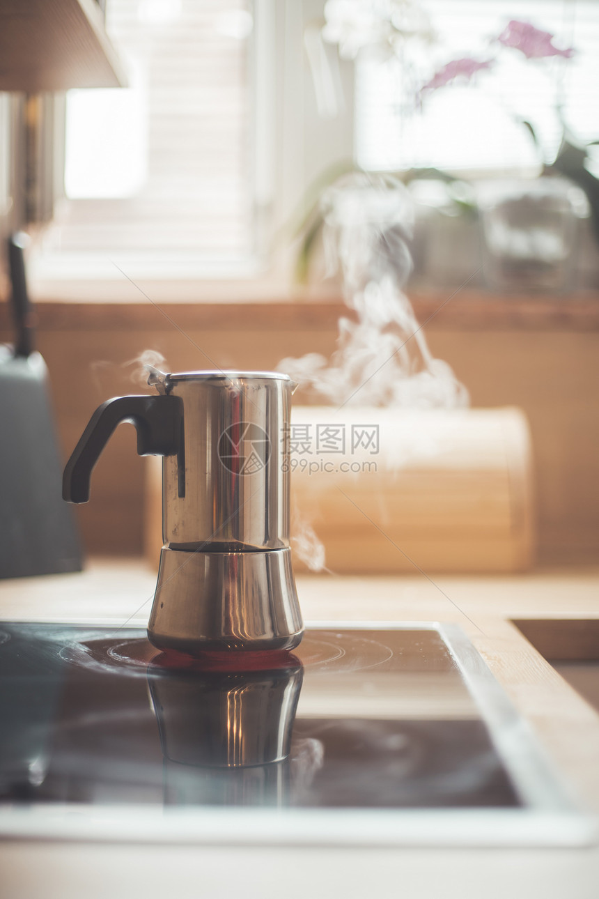 热炉灶早餐上的意大利咖啡锅图片