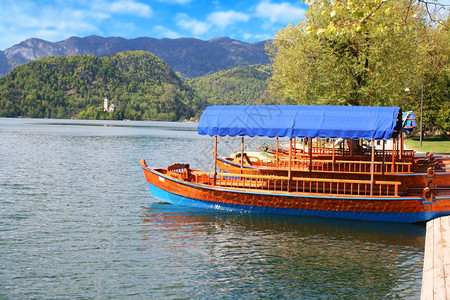 斯洛文尼亚欧洲Bled湖边的Pletna传统木制船高清图片