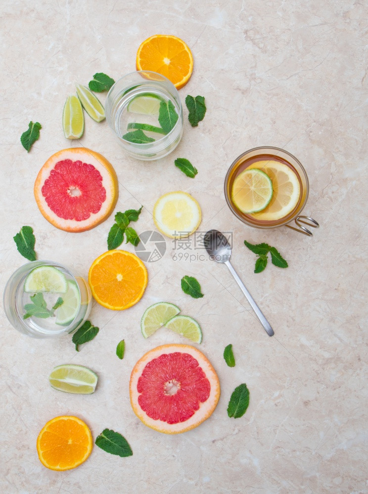 脱毒饮料概念大理石底面含灰青黄果番茄柠檬和薄荷水以及浸泡在中的图片