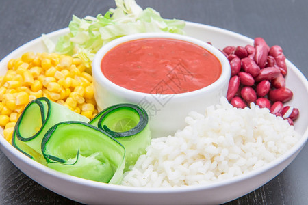 大米红豆玉和黄瓜的素食菜图片