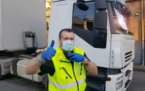 新冠的面罩和防护手套在卡车上携带面罩和防护手套的青年运输员图片