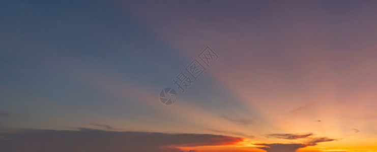 日落天空自然背景摘要戏剧蓝色和橙紫的云彩日落时间图片