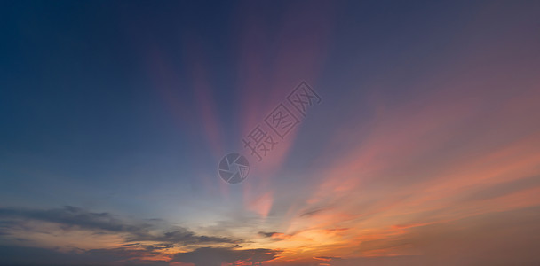 日落天空自然背景摘要戏剧蓝色和橙紫的云彩日落时间图片