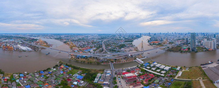 BhumibolBridge和ChaoPhraya河的空中景象图片