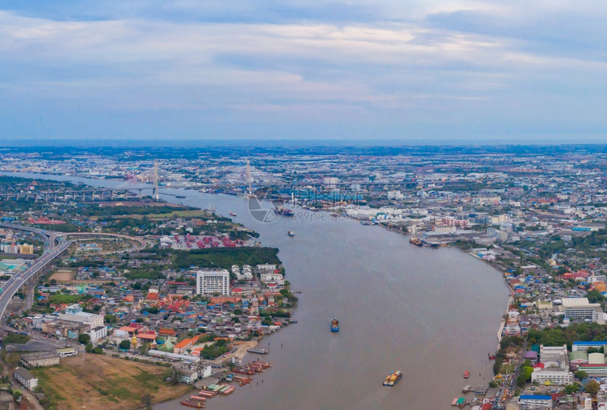 泰国曼谷市中心天线ChaoPhraya河曲线的空中观察金融区和智能城市的商业中心天桥和蓝高楼图片