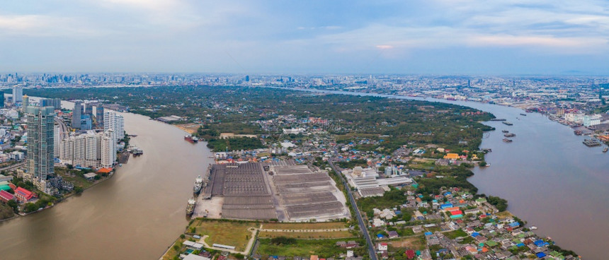 泰国曼谷市中心天线ChaoPhraya河曲线的空中观察金融区和智能城市的商业中心天桥和蓝高楼图片