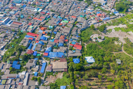 村舍屋顶的空中观察泰国曼谷市中心住宅楼亚洲城市建筑景观背顶层图片