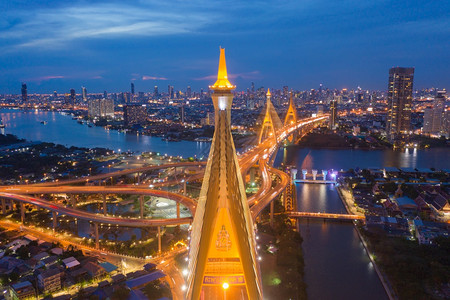 BhumibolBridge和ChaoPhraya河的空中夜景图片