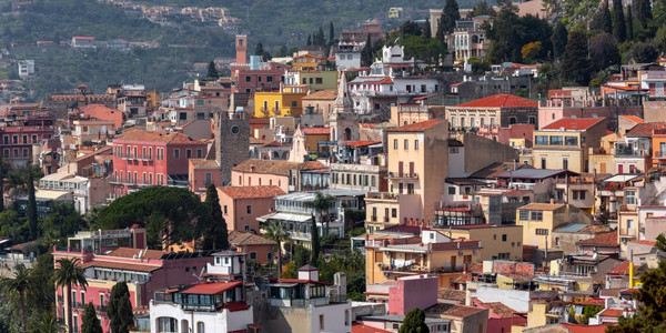 意大利西里古希腊剧场阳光明媚的Taormina老城的全景意大利西里图片