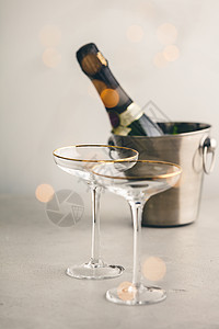 香槟桶装有冰和眼镜的香槟瓶放在桶里背景