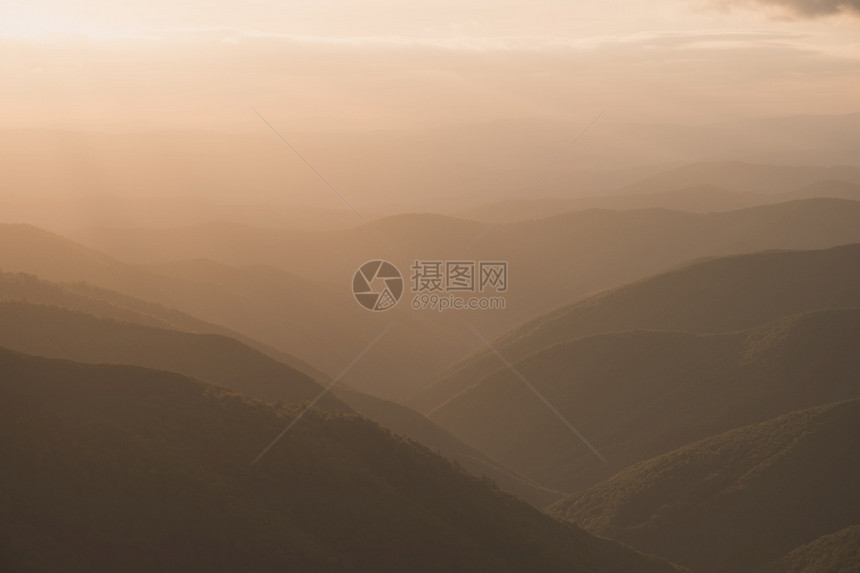 山脊环状全景观自然色显示山和谷的美丽日落图片