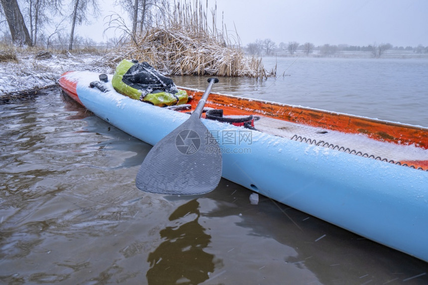 在科罗拉多州北部湖上雪暴中在起立立训练健身和娱乐概念图片