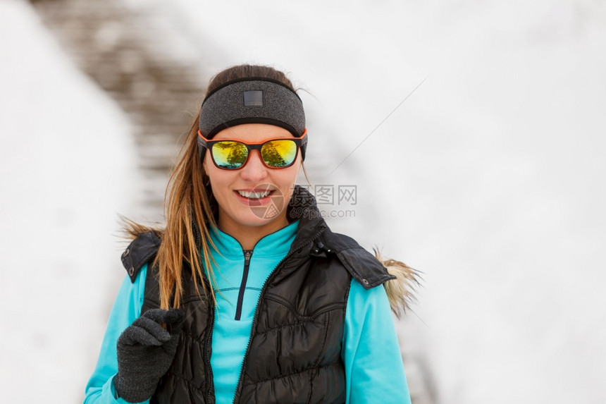冷冻公园的美丽女孩冬季运动与时尚健康自然身概念图片