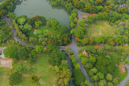 Lumpini公园花绿树的空中顶层景象和反射智能城市绿色生态区泰国曼谷中午环境自然景观背背景图片