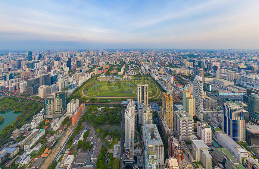 泰国曼谷市中心天空线Ratchadamri区皇家曼谷体育俱乐部的空中景象亚洲智能城市金融区日落时天梯和高楼图片