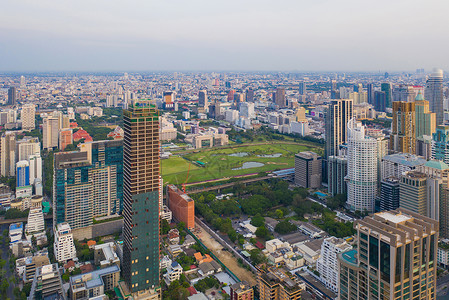 萨特霍恩泰国曼谷市中心天空线Ratchadamri区皇家曼谷体育俱乐部的空中景象亚洲智能城市金融区日落时天梯和高楼背景