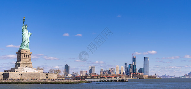 曼哈顿市中心天线摩大楼背景的全自由女神像纽约市州美国市地标旅行目的和城市景色概念背景图片
