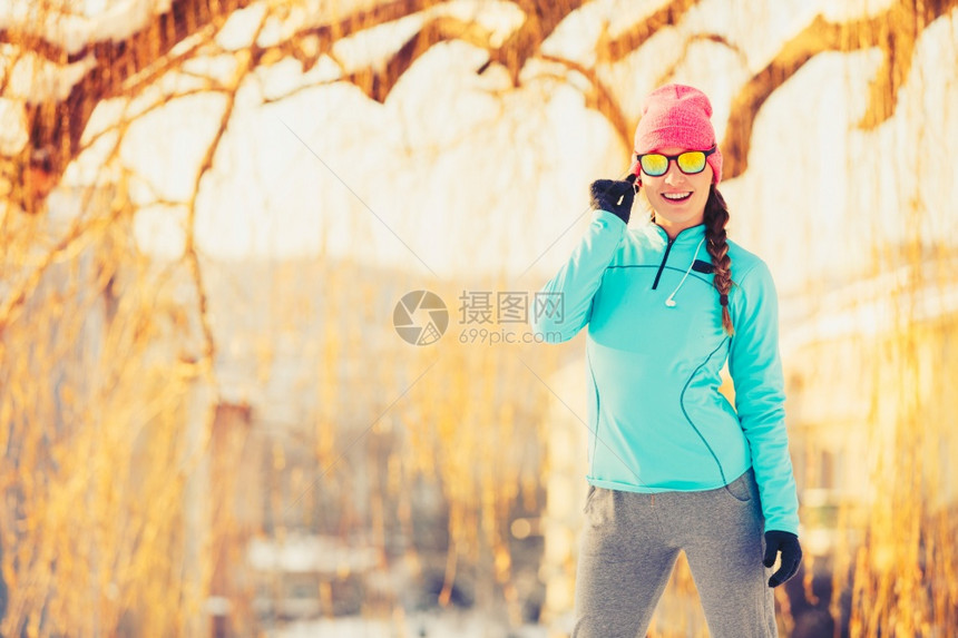 运动女孩环顾四周健康身时尚自然概念图片