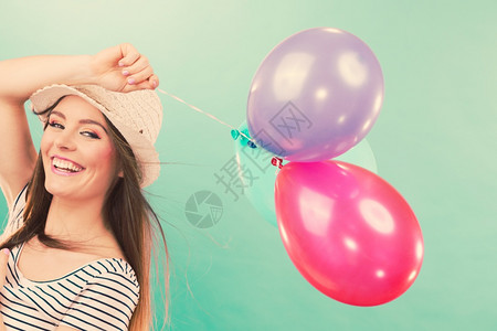 可爱的笑脸女孩玩多彩的气球年轻可爱的快乐女人在夏天玩得开心图片
