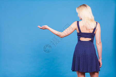 身着海军短服的妇女左手用伸从后面看在复制空间左手伸图片