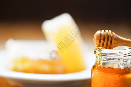 罐子杯中新鲜的蜜糖甜配有木蜂蜜背景图片