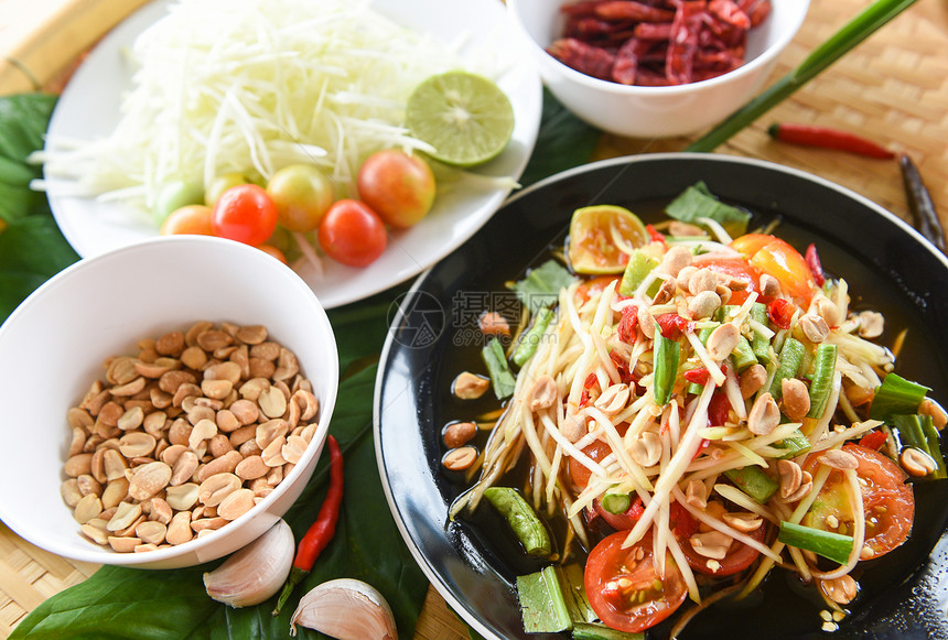 泰国食物最顶尖的景象是木瓜沙拉辣椒配有长院豆草和香料成分图片