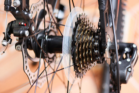 后轮和连锁在山上自行车后盘制动刹车自行齿轮图片