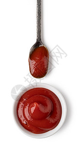 碗和汤匙配着番茄酱白背景隔离在碗和汤匙配着番茄酱图片