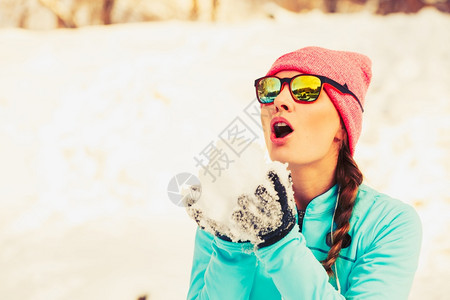 女孩在公园积雪冬天放松身体健康自然时尚概念图片