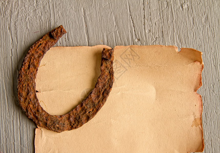 古老的生锈马匹蹄铁幸运的象征就在空纸卷上旧的马鞋图片