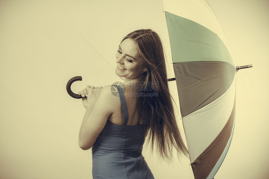 女时装有吸引力的女孩穿着身雨伞彩色形象的服装正面笑的女模型预测和天气季节概念穿夏装的妇女拿着雨伞图片