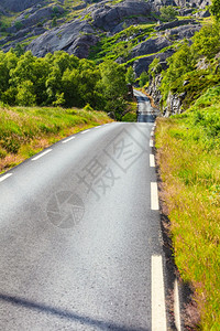 穿过夏季挪威山脉的公路美丽景观挪威山区的公路地貌图片