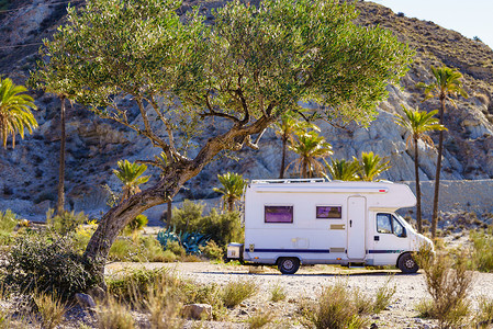 停泊在西班牙沿海公路边的旅游度假露营房车图片