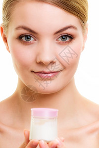 皮肤科年轻女孩照顾干燥的皮肤使用湿润的乳霜隔离美容治疗图片