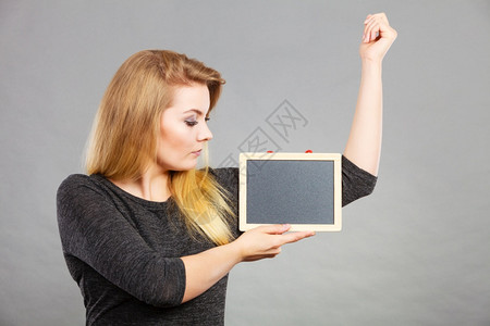 女人拿着空黑板女人拿着空黑板图片