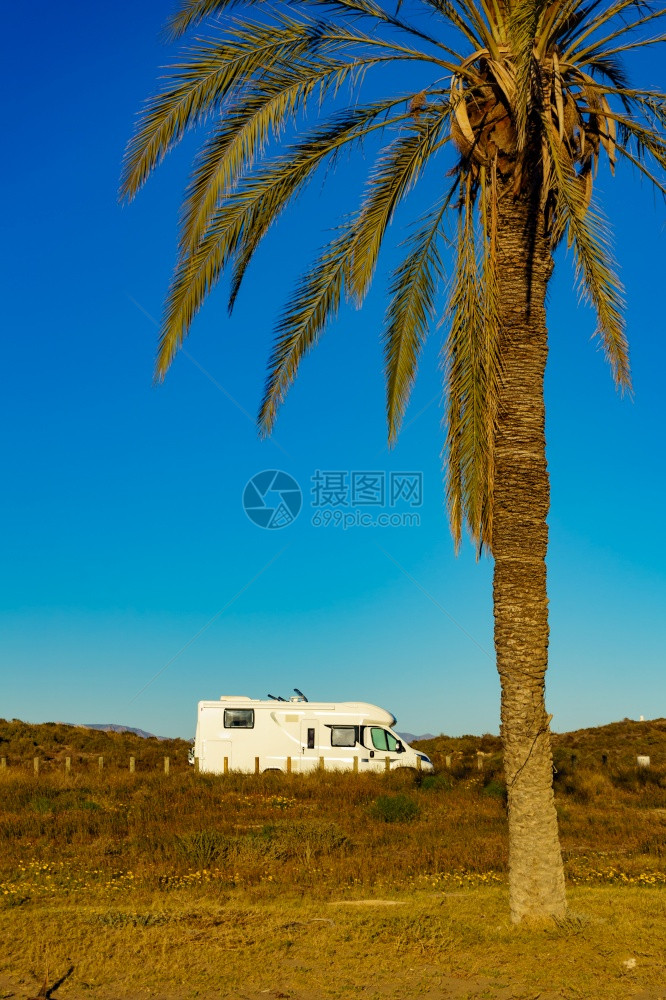 在西班牙海滩度假旅游的露营房车图片