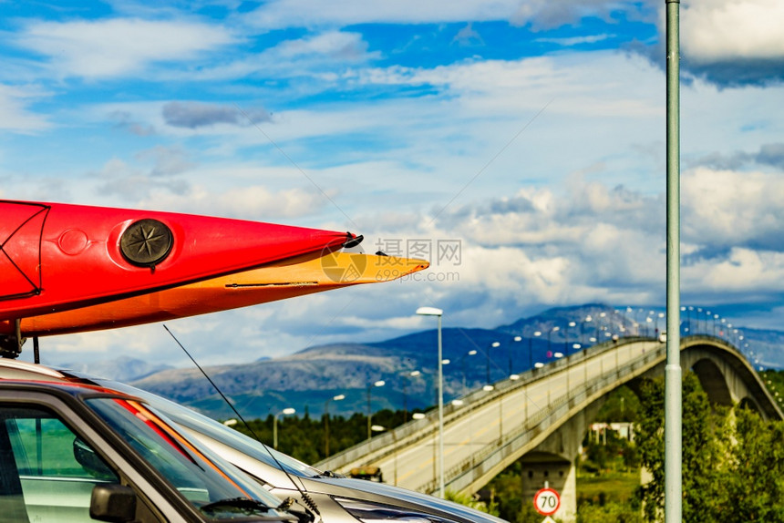 积极的生活方式运动概念顶屋桥和背景的山地观上有独木舟的汽车顶屋有独木舟的汽车山顶有独木舟的汽车图片