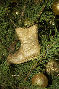 一棵装饰圣诞树的有蛋和金靴子的圣诞树图片