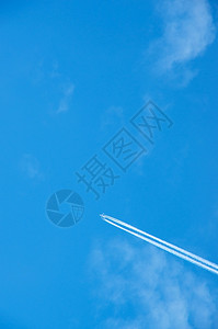 蓝天中有飞机飞过的痕迹图片