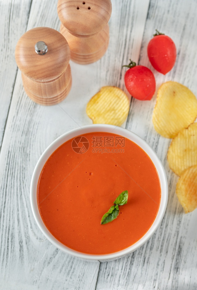 碗番茄汤和木平铺图片