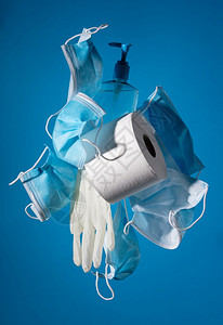 蓝底面罩手套卫生纸和清洁剂图片