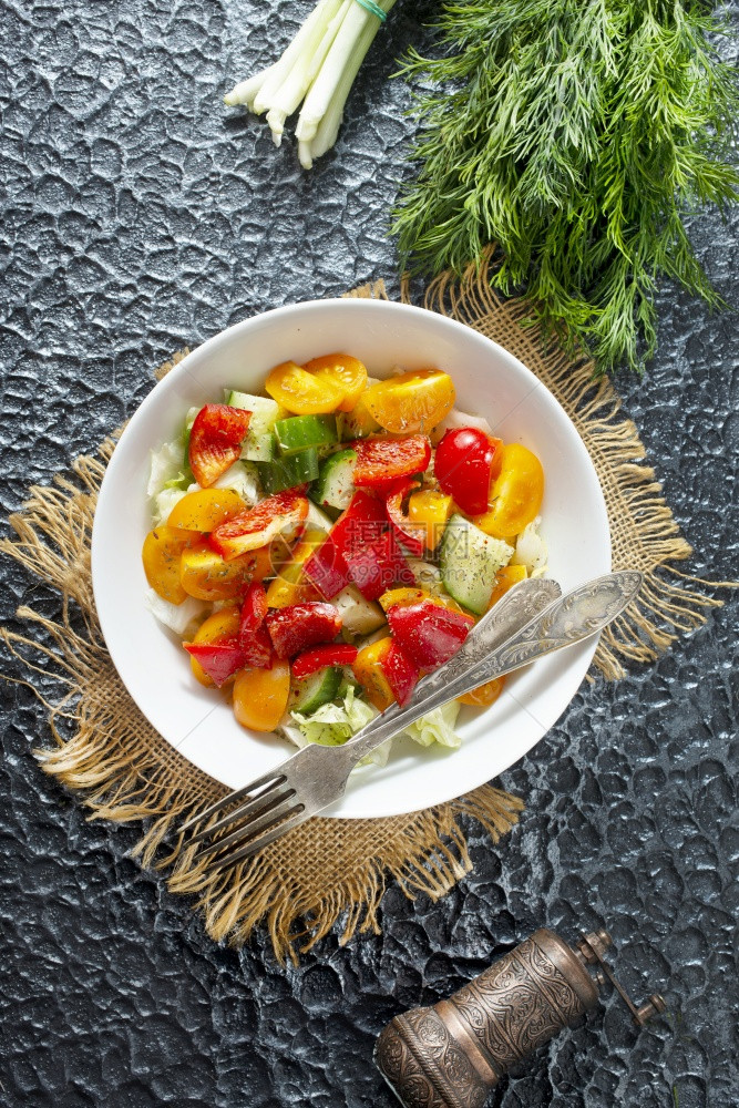 蔬菜沙拉frwsh蔬菜饮食品加盐和油的沙拉图片