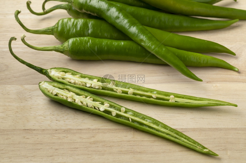 新鲜的绿菜辣椒种子紧闭图片