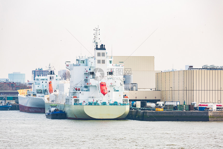 在荷兰鹿特丹港等待国际海运货的码头港口装货物堆船图片