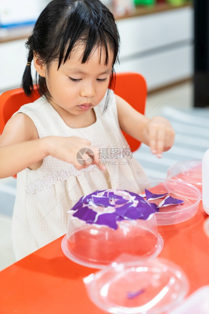 亚洲女孩玩具和彩色纸在家里客厅上艺术课在家里上学而城市封锁是因为世界各地以四胞胎妈为老师图片