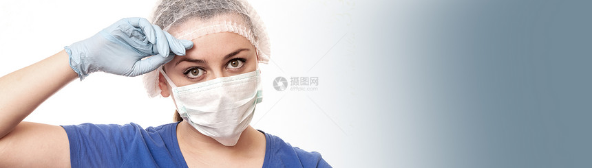 新冠疫情爆发医院内带防护面具的疲劳医生有复制空间图片