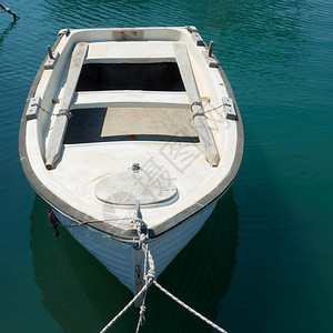 水缝上的小桨渔船图片