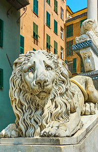 意大利热那亚SanLorenzo大教堂Genova入口处的雕像图片