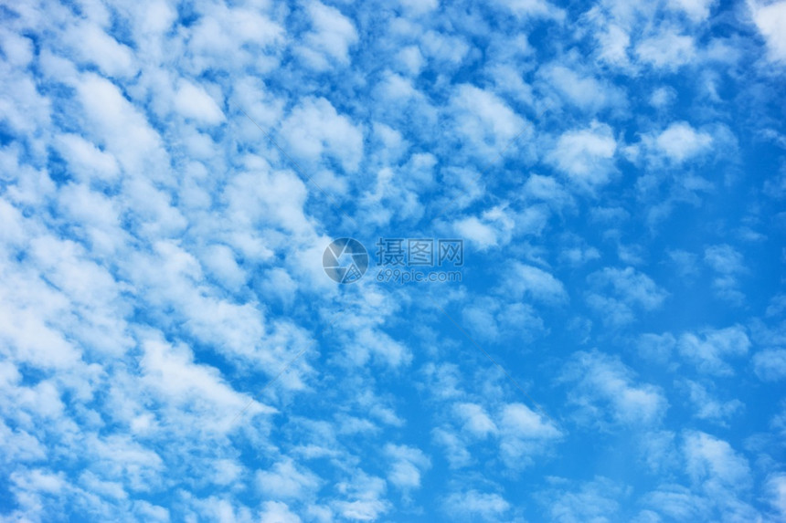 蓝色天空有许多的白色小云纹理背景图片